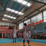 图为临夏州广河县俱乐部内，篮球运动员进行篮球比赛。　闫姣 摄 - 甘肃新闻