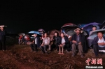 图为普法艺术作品演出现场，村民冒雨看节目。(资料图) 定西市司法局供图 - 甘肃新闻