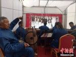 刘国天带领班社成员表演现场。(资料图)通渭县宣传部供图 - 甘肃新闻