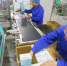 甘肃陇神戎发药业股份有限公司工作人员正在生产车间里包装药品。　高展 摄 - 甘肃新闻
