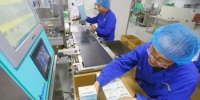 甘肃陇神戎发药业股份有限公司工作人员正在生产车间里包装药品。　高展 摄 - 甘肃新闻