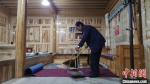 甘南州合作市勒秀镇安果村民众在自家建造的民宿打扫。　高康迪 摄 - 甘肃新闻