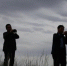 图为两位唢呐艺人在镇原县山梁上献艺。　林飞 摄 - 甘肃新闻