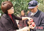 刘兴玲每月定期会到当地的敬老院做义工，帮老人们理发、打扫卫生，热心肠的她在公益路上已坚持了23年。(资料图)受访者供图 - 甘肃新闻