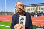 80岁的郭锦老人，展示1958年的毕业照片。　高展 摄 - 甘肃新闻