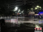 9月22日晚，降水停歇的兰州城区严重积水困行人。　冯志军 摄 - 甘肃新闻