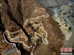 图为航拍文县境内蜿蜒曲折的道路。(资料图) 李亚龙 摄 - 甘肃新闻