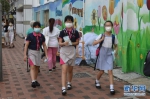 （港澳台·图文互动）（1）特写：“上学好开心”——香港在防疫常态化下迎接新学年 - 人民网