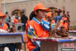 第四届马家窑文化节期间，学生参加临洮县中小学生陶艺大赛。　耿馨宁 摄 - 甘肃新闻