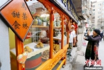 9月下旬，已经吃了30年的顾客马玉泉正在购买月饼。　高展 摄 - 甘肃新闻