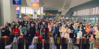 10月8日，中国铁路兰州局集团将迎来旅客返程高峰，预计发送旅客28.1万人次。　王东有 摄 - 甘肃新闻