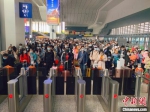 10月8日，中国铁路兰州局集团将迎来旅客返程高峰，预计发送旅客28.1万人次。　王东有 摄 - 甘肃新闻