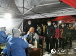 甘肃陇南50名医护人员奔赴山东青岛参加全员核酸检测工作 - 人民网