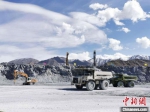 图为无人驾驶的矿车在运输矿石。(资料图) 闻军年 摄 - 甘肃新闻