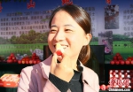 　10月17日，第四届中国苹果产业大会在甘肃庆阳举行。图为民众品尝庆阳苹果。　高展 摄 - 甘肃新闻