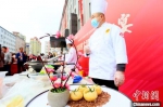 10月18日，中国庆阳宁县“人类第四个苹果”品牌发布暨产销对接会开幕。图为厨师制作的苹果宴菜品。　高展 摄 - 甘肃新闻