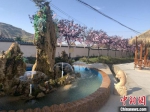 图为麻家寺村设置的喷泉廊亭景观。　黄婉怡 摄 - 甘肃新闻