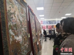 展览期间，来自甘肃14个市州的民间艺人带来了洮砚、唐卡、刻葫芦、敦化壁画、临夏砖雕、剪纸等涵盖10个品类550多件作品。　杜萍 摄 - 甘肃新闻