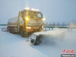 10月27日，甘肃临夏境内普降雨夹雪，局部地区积雪深度达26厘米。图为应急除雪机械进行除雪作业。　杨元鹏 摄 - 甘肃新闻
