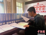 10月下旬，崔马村驻村帮扶队长正在整理农业保险资料。　高康迪 摄 - 甘肃新闻