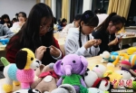 图为学生们学习织围巾。　刘玉桃 摄 - 甘肃新闻