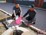 作为驻村干部王峰经常入户了解情况。图为他在试用村民家中自来水情况。　侯志雄 摄 - 甘肃新闻