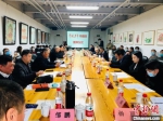 11月8日，中国老年书画院与北京虚苑美术馆共同开设的“艺术康养课”举行首期开班仪式。　王祖敏 摄 - 甘肃新闻