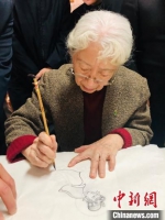 90岁的“敦煌少女”常沙娜指导学员作画。　王祖敏 摄 - 甘肃新闻