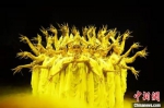 5月23日晚，40年来，中国经典舞剧《丝路花雨》在40多个国家和地区演出近3000场次，观众超过450万人次。图为演员在纪念晚会上表演《丝路花雨》经典场景。 (资料图) 杨艳敏 摄 - 甘肃新闻