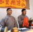 图为甘肃武威市凉州区“兄弟艺人”，身穿大褂，为游客念唱凉州宝卷。凉州宝卷产生于唐代，门类丰富，是河西宝卷中的一种。(资料图) 闫姣 摄 - 甘肃新闻