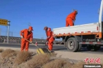 公路养护工每年入冬以后，必须在道路两旁备防滑料。受访者供图 - 甘肃新闻