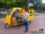 宋玉凤每天骑着小车在各个小区门口送快递。(资料图) 受访者供图 - 甘肃新闻