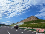 图为甘肃省重要的北出口道路景泰至中川机场高速公路目前已全线建成，将于11月26日全线通车试运营。　孙茜 摄 - 甘肃新闻