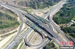 图为景中高速公路。(资料图) 马海文 摄 - 甘肃新闻