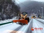 千里陇原雪纷飞 甘肃公路人除雪忙 - 中国甘肃网