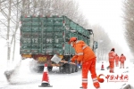 千里陇原雪纷飞 甘肃公路人除雪忙 - 中国甘肃网