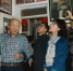 现居住于甘肃省嘉峪关市的古稀老人张天顺在不到60平方米的家里，布置起了爱国主义教育基地。图为张天顺(左一)向参观者进行讲解。(资料图)受访人供图 - 甘肃新闻