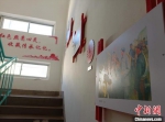 图为张天顺的红色收藏展览室所在居民楼内景象。　张婧 摄 - 甘肃新闻