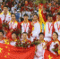 2008年北京残奥会女子坐式排球项目夺冠。图为杨艳玲(前排左二)与队友们合影留念。(资料图)受访人供图 - 甘肃新闻