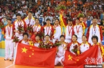 2008年北京残奥会女子坐式排球项目夺冠。图为杨艳玲(前排左二)与队友们合影留念。(资料图)受访人供图 - 甘肃新闻