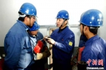 图为杜钧(左三)给青年焊工教授焊接技巧。(资料图)受访人供图 - 甘肃新闻