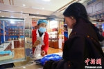 图为藏族民众正在窗口抓取藏药。　高展 摄 - 甘肃新闻