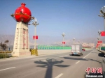 图为甘肃兰州市红古区与青海省民和县之间架起的两地互通“连心桥”。(资料图) 　　刘薛梅 摄 - 甘肃新闻