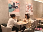 图为消费者在敦煌艺术大展餐厅用餐。　丁思 摄 - 甘肃新闻