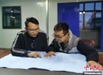 图为金永贵和同事商讨设计方案。(资料图)中国能建甘肃院供图 - 甘肃新闻