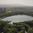 2020年7月，俯瞰甘肃嘉峪关东湖生态旅游景区，该景区是国家级4A旅游风景区，满眼绿意惹人醉。(资料图) 丁思 摄 - 甘肃新闻
