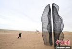 2020年9月5日，甘肃民勤县沙漠里的雕塑作品《树荫下》吸引民众。(资料图) 杨艳敏 摄 - 甘肃新闻