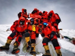 2020珠峰高程测量登山队在峰顶合影留念（5月27日摄）。 新华社特约记者 扎西次仁 摄 - 人民网