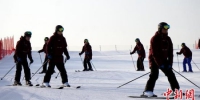 图为青少年进行滑雪表演。　魏建军 摄 - 甘肃新闻