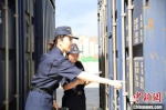 图为兰州海关工作人员对进出口货物进行抽检。(资料图)兰州海关供图 - 甘肃新闻